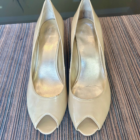 Nine West Nude Patent Leather Peep Toe Heels in Size 9.5 - Picture 2 of 8